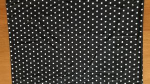 Látka - bílé puntíky na černé